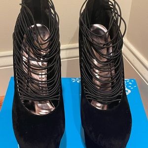 Black heels size 8 slightly worn great condition